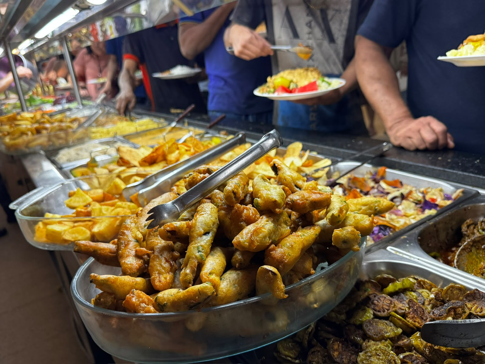 Foto real do buffet do Dom Ramalho, com pratos de comida brasileira no Park Sul, Brasília