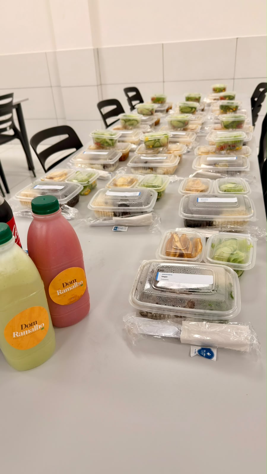 Refeições corporativas embaladas e bebidas do Dom Ramalho organizadas para entrega